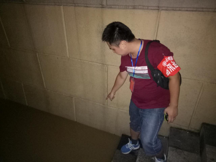 圖為公司防汛隊(duì)員正在夜間巡查水位漲勢情況.png